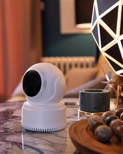 La caméra intérieure rotative trône sur une table d'appoint