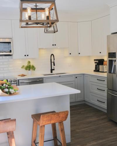 Vue d'ensemble sur une cuisine bien décorée, pièce dans laquelle il est possible d'installer un équipement OtioHome